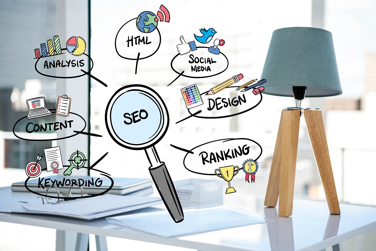 Lupa focando na palavra SEO em um mapa