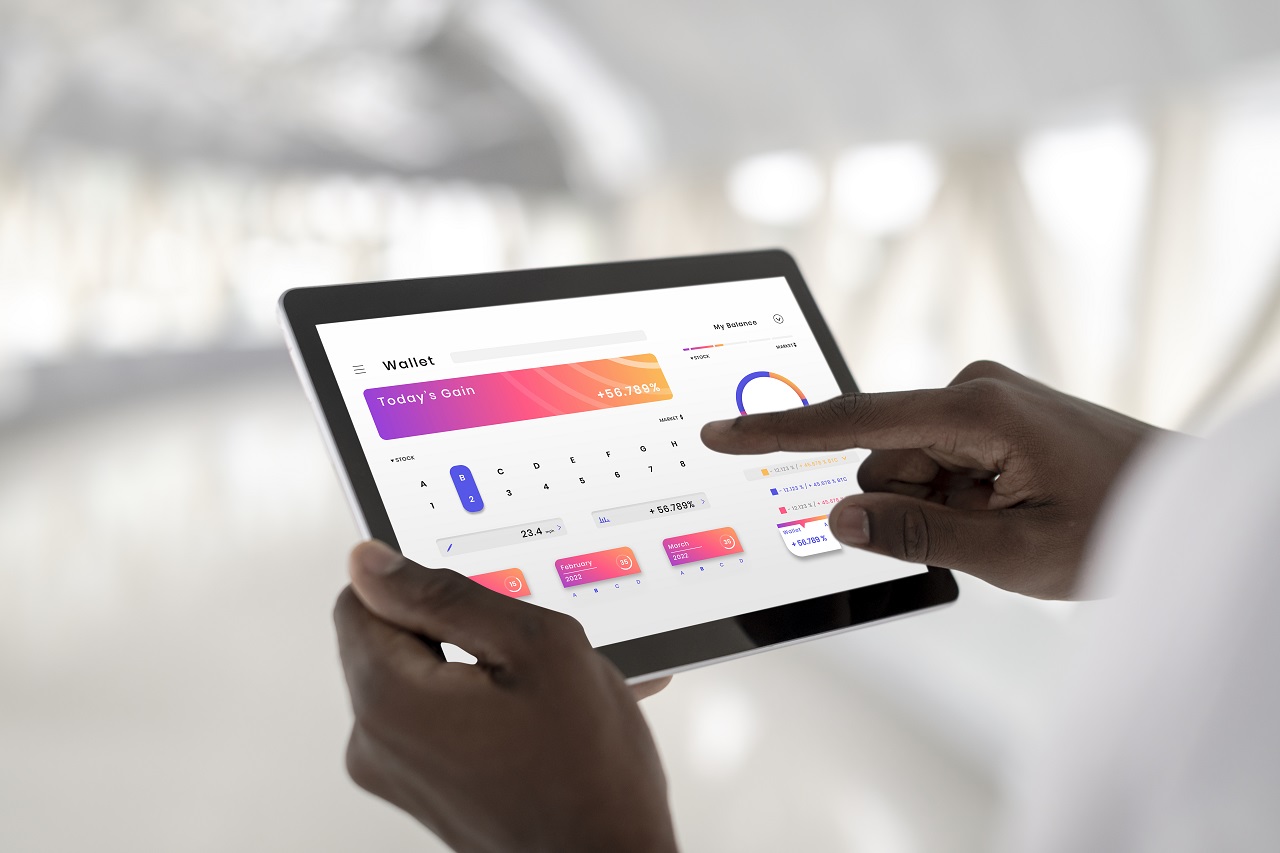 Mão apontando para a tela de um tablet com a palavra Credibilidade